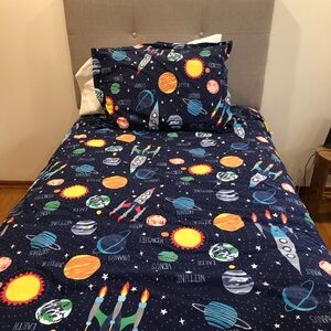 Twin duvet and pillow sham from Pottery Barn. Used but in excellent condition.